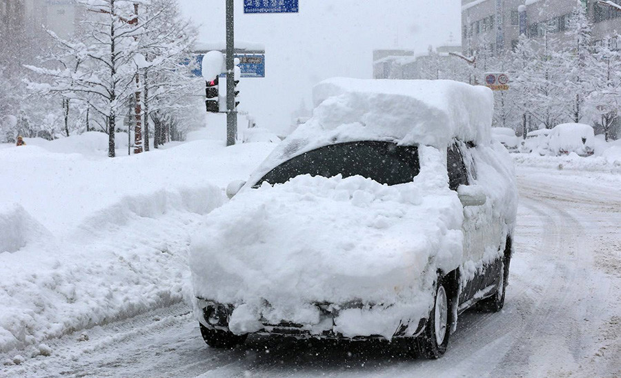 车上会有大量积雪,有些司机只打扫玻璃上的积雪,确保能够正常行驶就