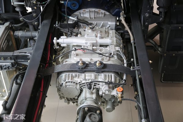 潍柴460马力，柳汽乘龙H7 8x4载货车报价31.2万，合你胃口吗？
