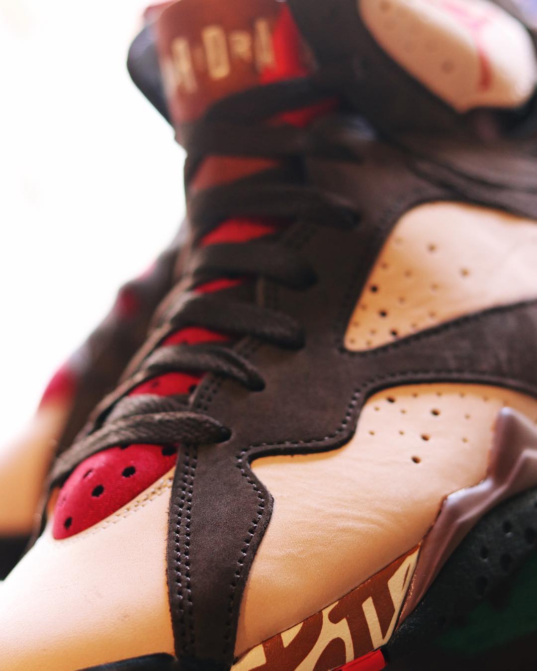 Patta x Air Jordan 7 已突破4万天价，丝绸黑脚趾AJ1想入手很难