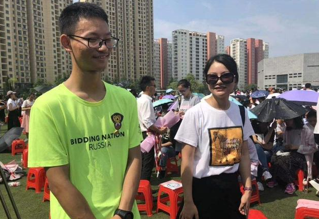 安徽一考生，考场外跪谢母亲，称“自感遗憾”，最后考了多少分？