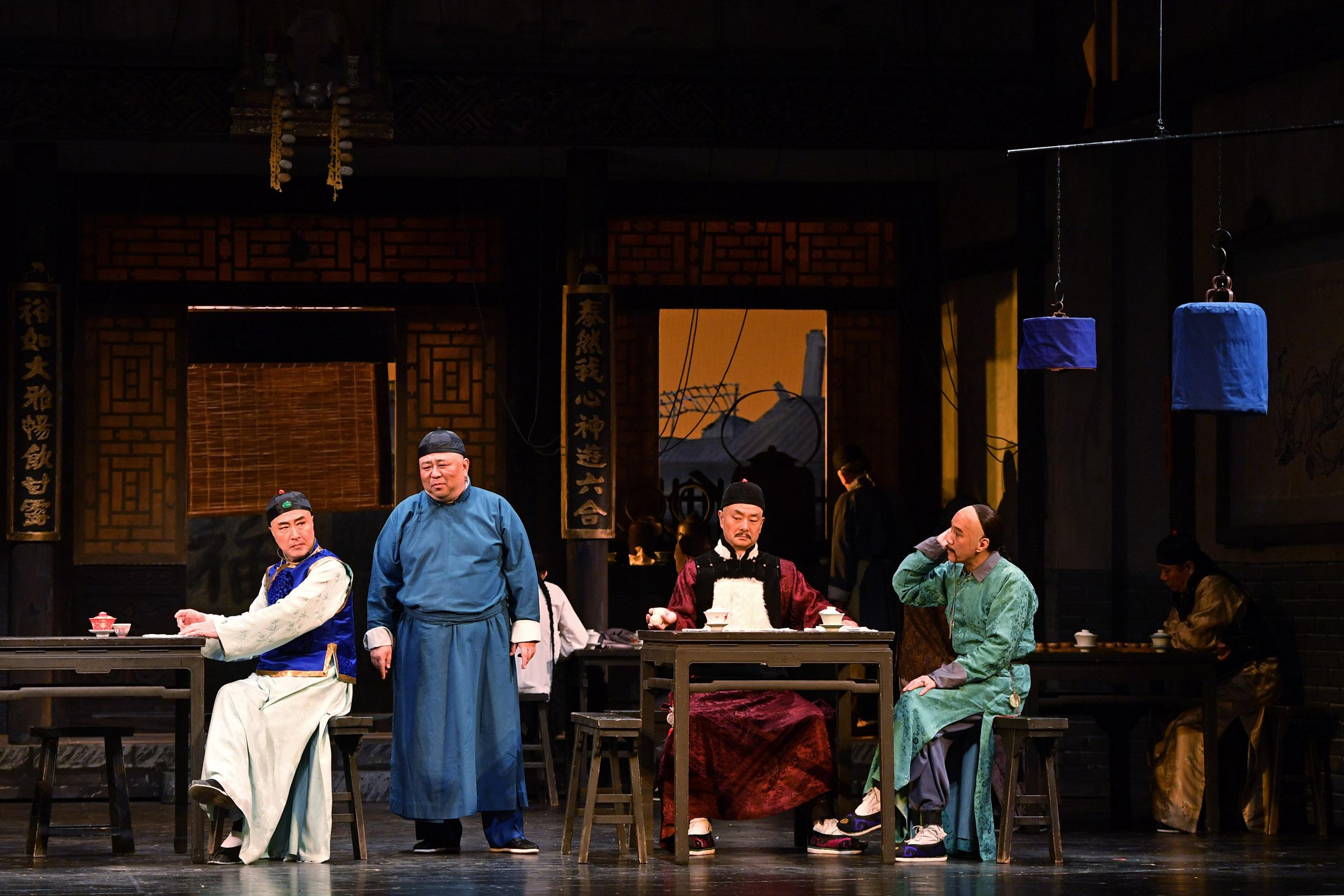 《茶馆》:黑暗悲剧是一样的,但人物却有各自的不幸