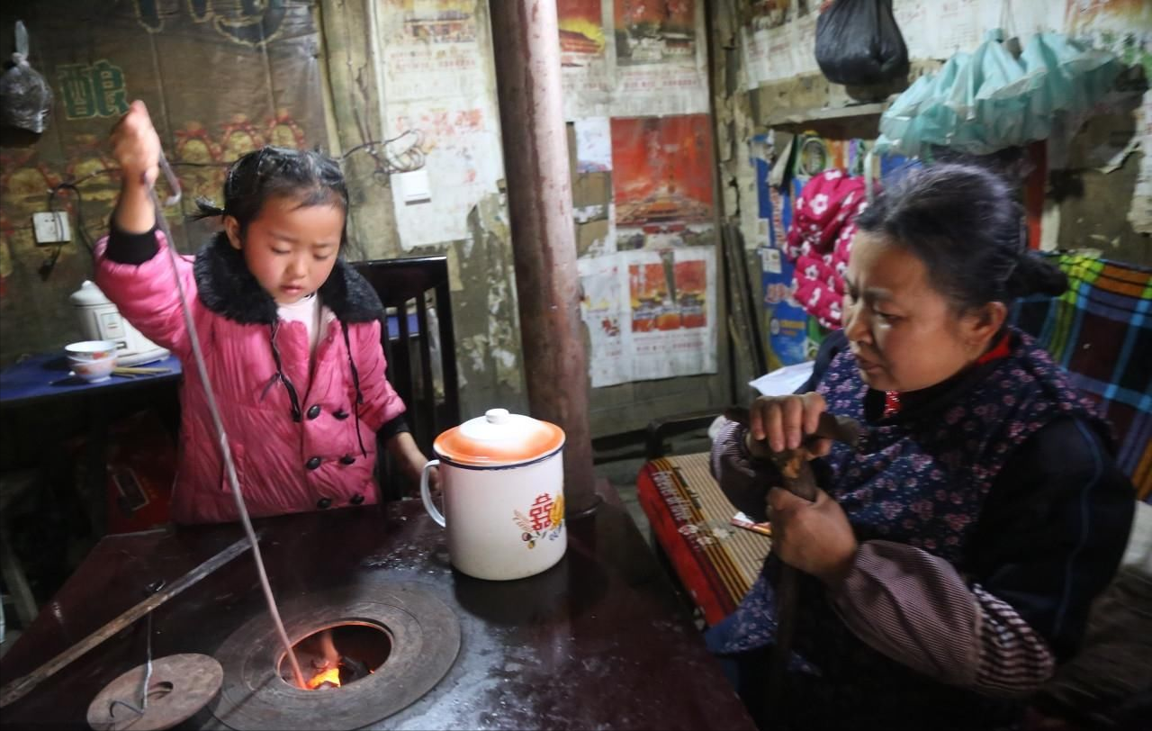 爸坐牢妈失踪，六岁的她撑起三代之家，13亿人为她点赞