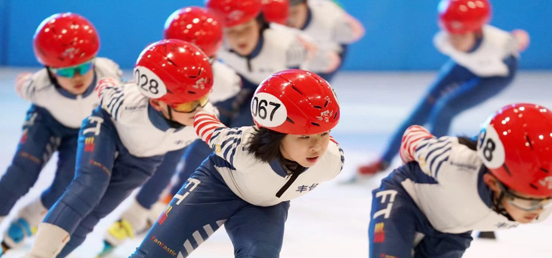 8岁女孩短道夺冠(8岁短道速滑小女孩，摔倒后还反超夺冠，引全网500多万点赞)