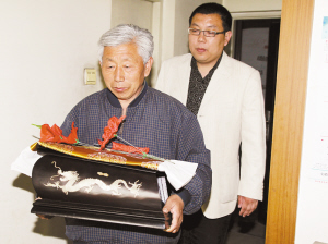 八旬老妪为何穿嫁衣入葬？十几年后，孙儿揭开爷爷离家不归的谜底