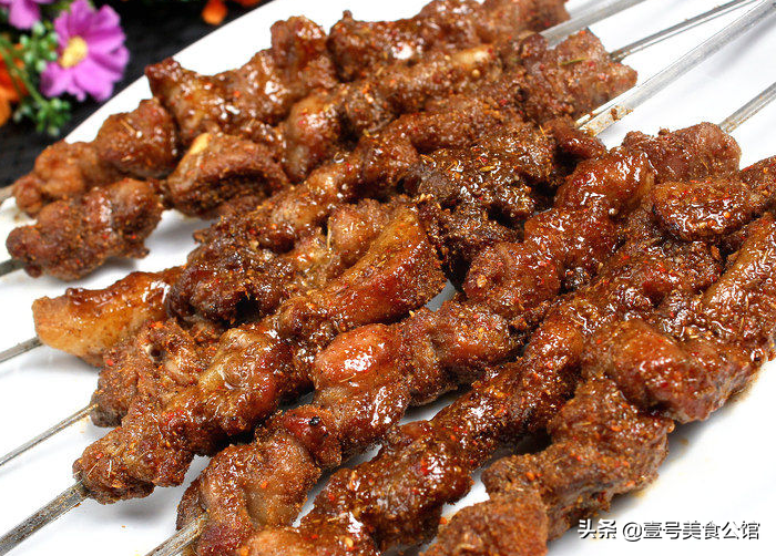 在家教你做香辣孜然羊肉串，外焦里嫩，美味又解馋，家人都爱吃