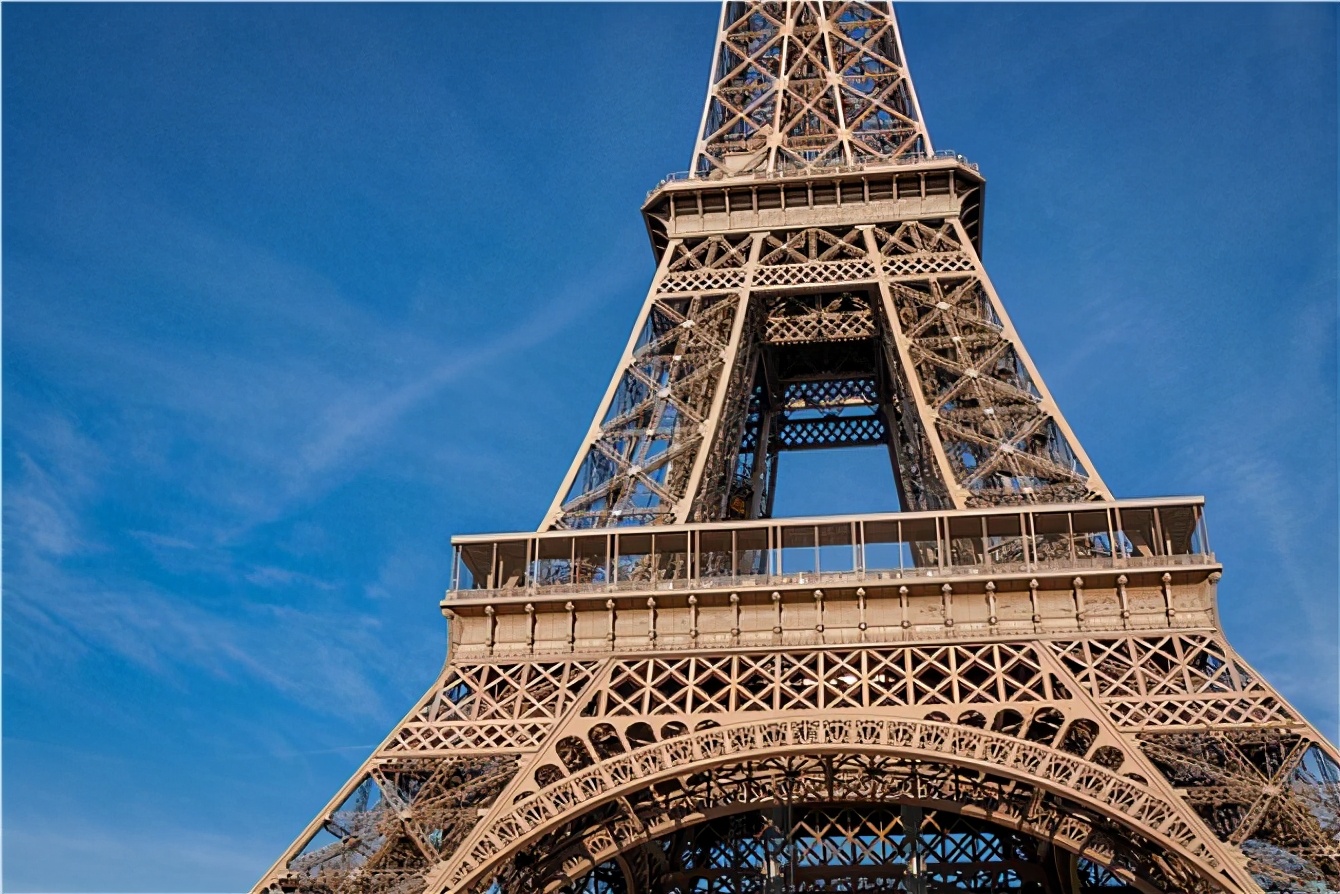 埃菲尔铁塔:"铁娘子"——法兰西国家的象征
