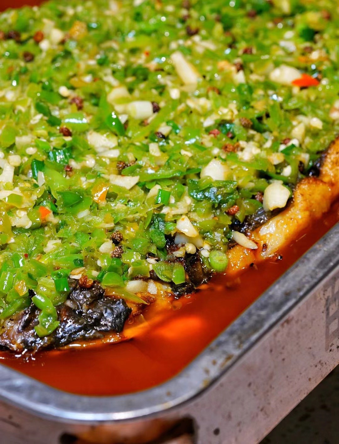 开了17年的万州烤鱼,陪伴无数沙坪坝人的青春,饭点座无虚席