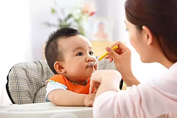 宝宝吃汤泡饭危害大？看看医生怎么说