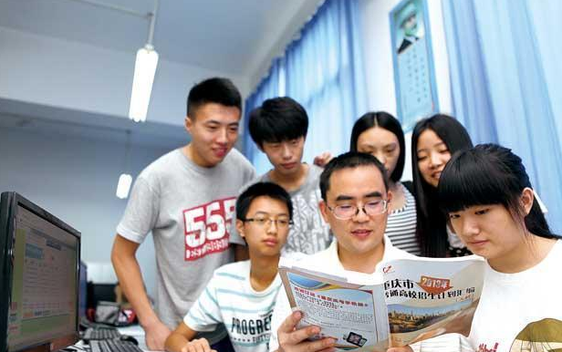 2021高考报志愿，扩招人数多的3所高校，低分考生也有机会考名校