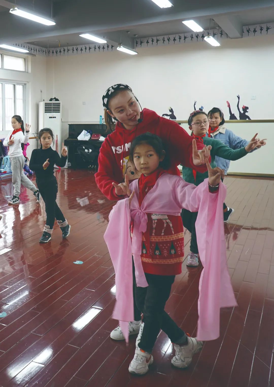 各地学校开始落实“晚放学”，校外培训的“虚火”降了吗？