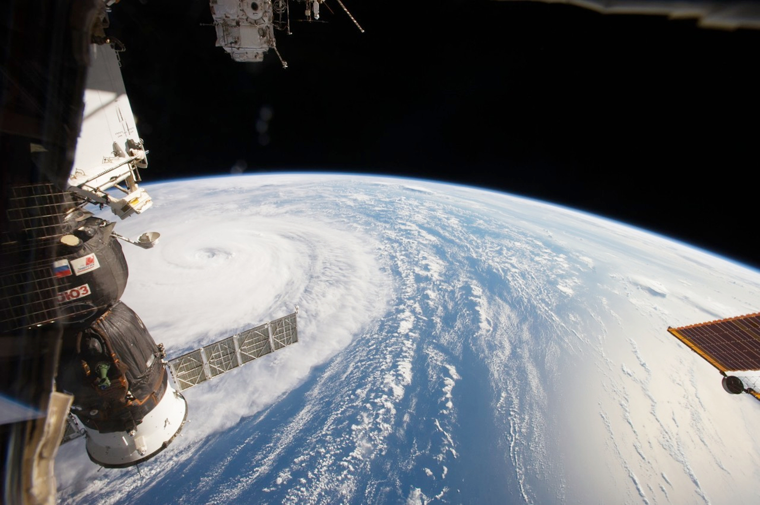 我们都被NASA“骗”了？神舟13号宇航员出舱后，暴露了真实的太空