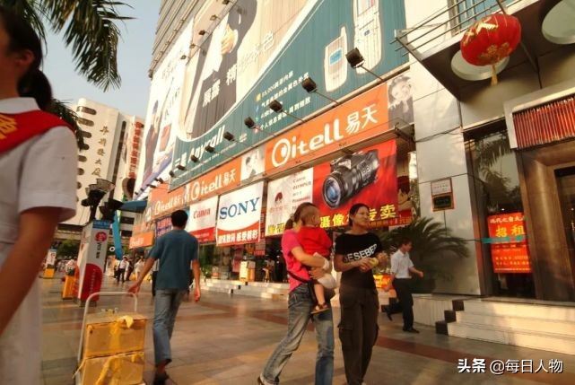 晃动的深圳赛格大厦：曾是电子产业风向标，如今已成美妆天下