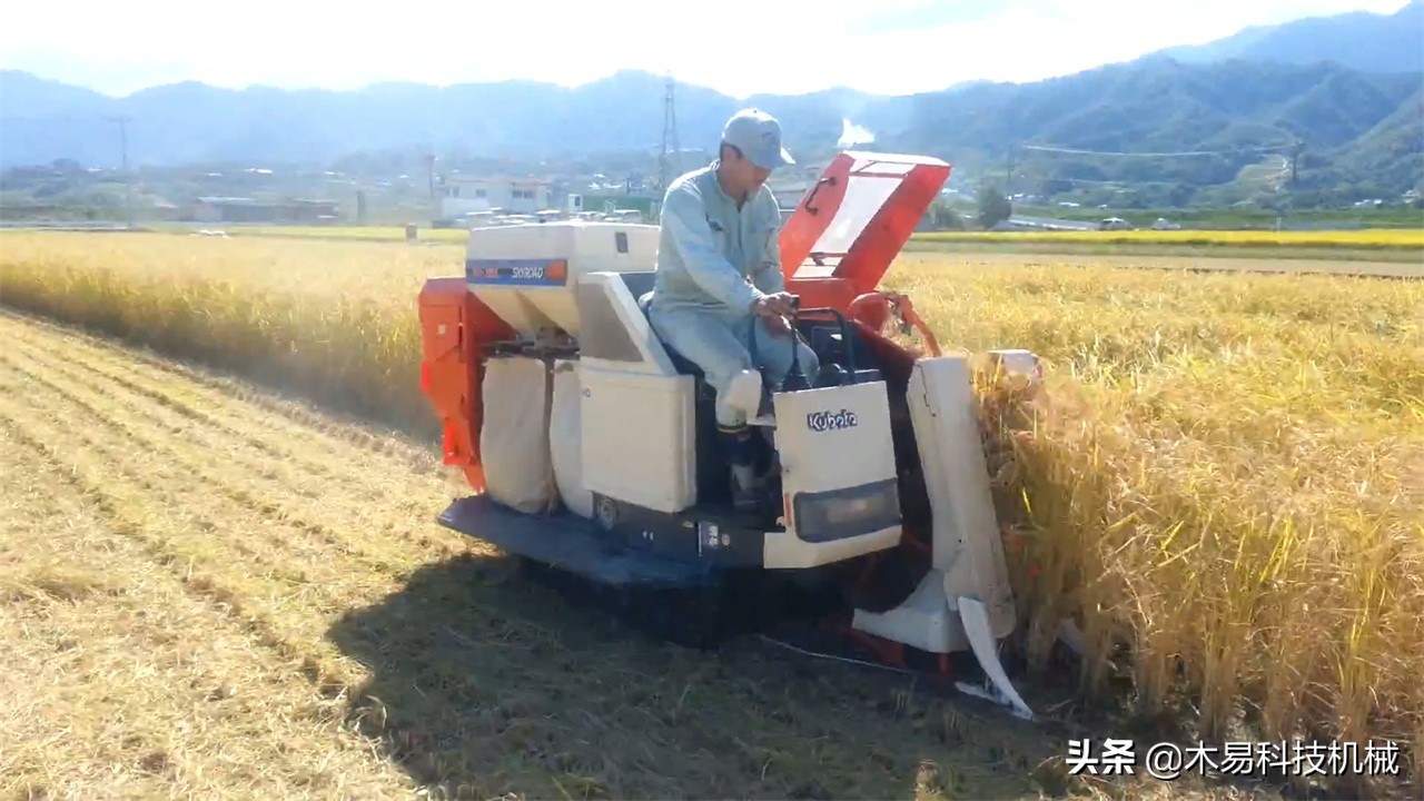 日本发明小型收割机，采用履带式车轮，可以适应多数地形