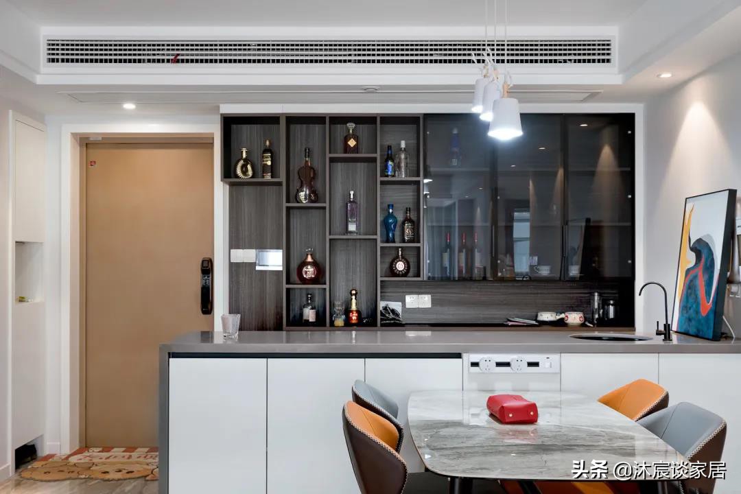 改变墨守成规的布置，她坚持把沙发背景改成矮墙，真是通透又美观