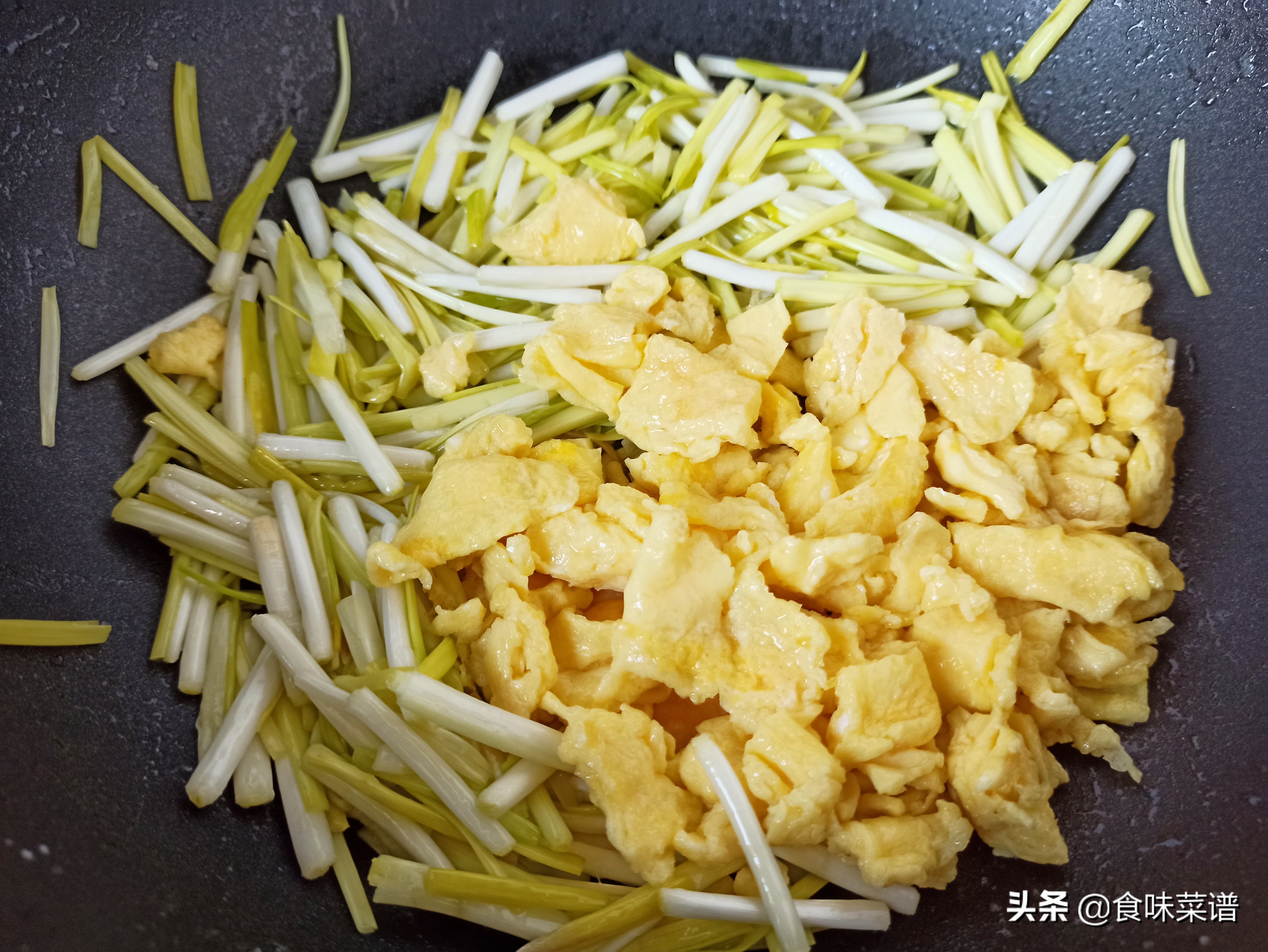饭店的蒜黄炒蛋为啥好吃？告诉你正确做法，鲜香入味，5分钟搞定