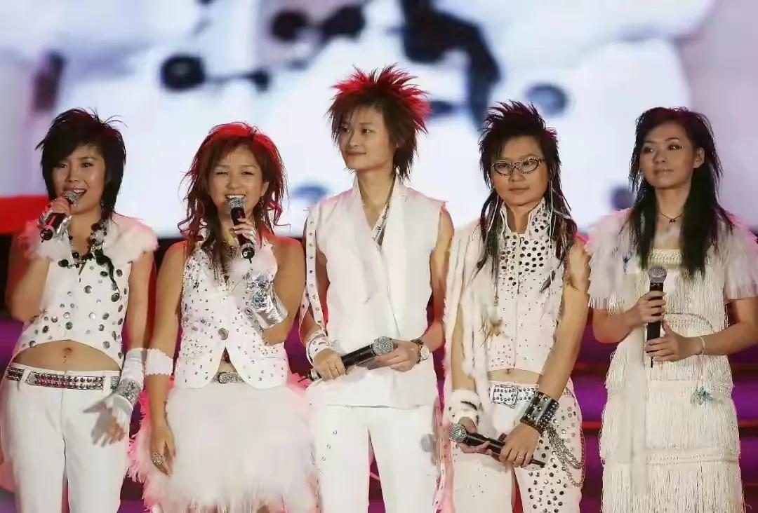 #明星八卦# 李宇春否认与何洁是les，称两人关系如兄妹。（有粉丝拍到两人亲密照引发猜测）