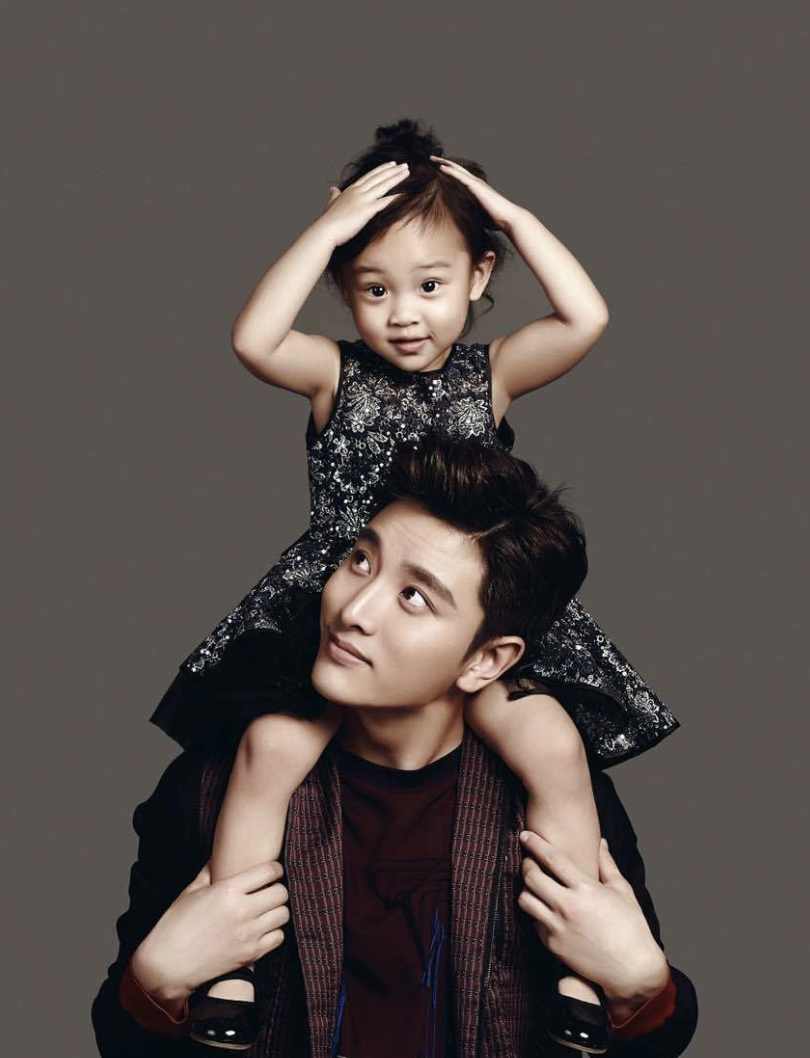 贾乃亮晒见组旧照，面容清秀堪称男版甜馨，网友调侃“馨里馨气”