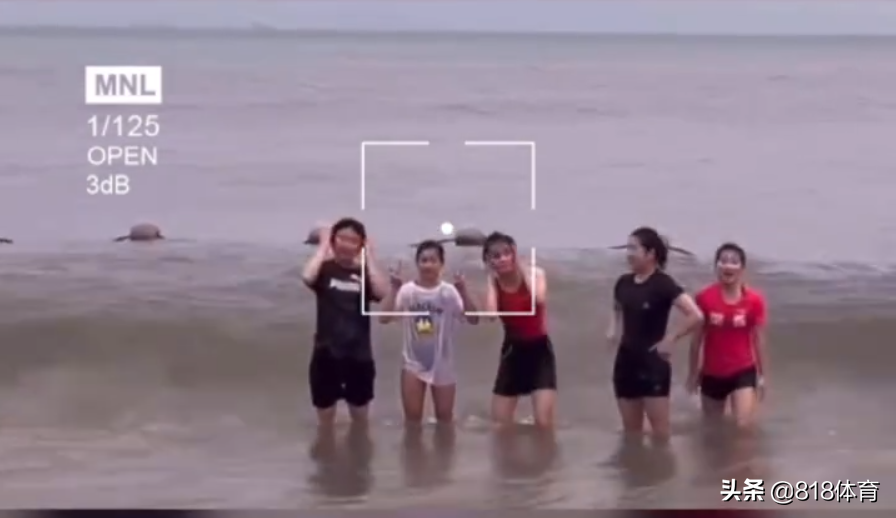 可爱!全红婵和师姐们海边弄潮,一个大浪拍翻众人,红姐倒下不忘比V