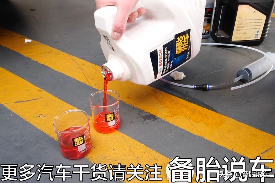 奥迪A4L玻璃水添加方法及机油、刹车油等油液更换周期详解