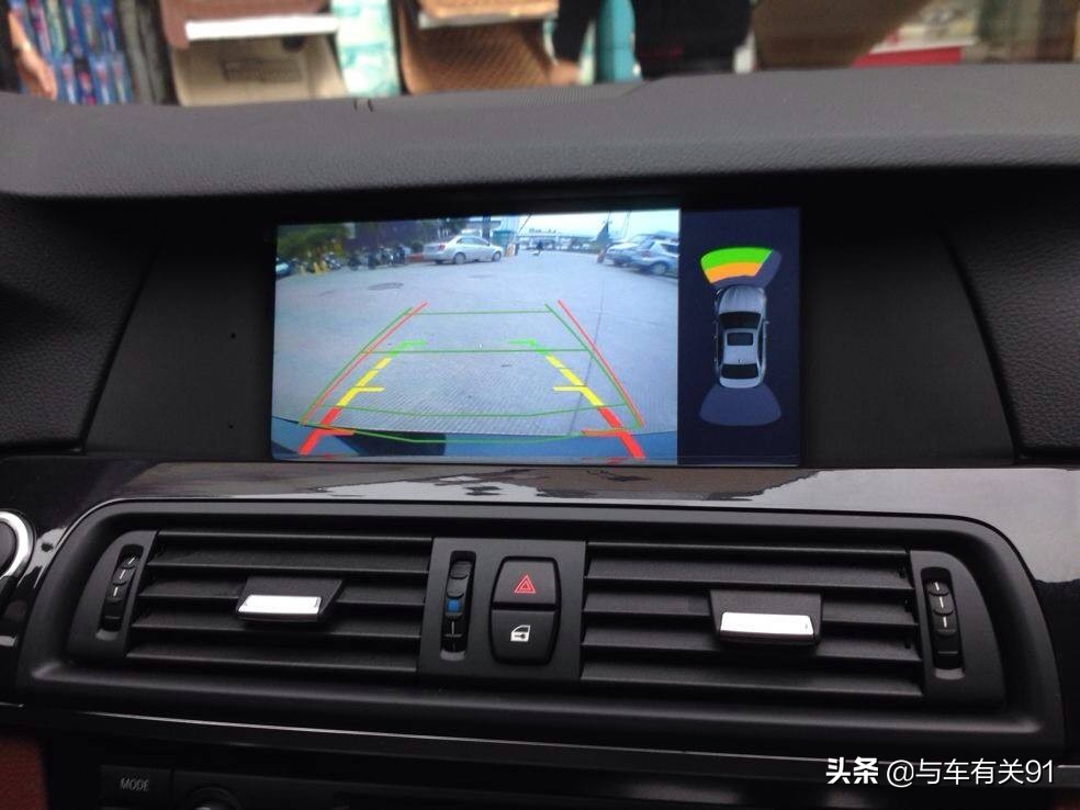 倒车影像的轨迹线怎么正确使用？实车演示给你看，新手倒车更轻松