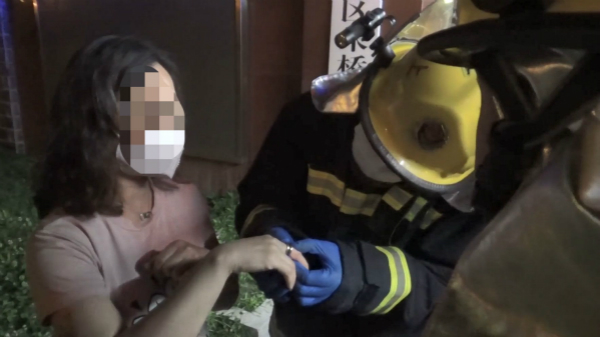 3万元戒指卡住女子手指 消防巧用洗洁精润滑