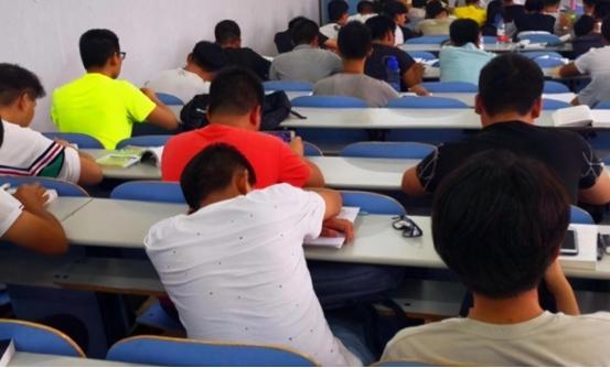 班主任上课突然查手机，普通学生只会放兜里，这种操作才最秀