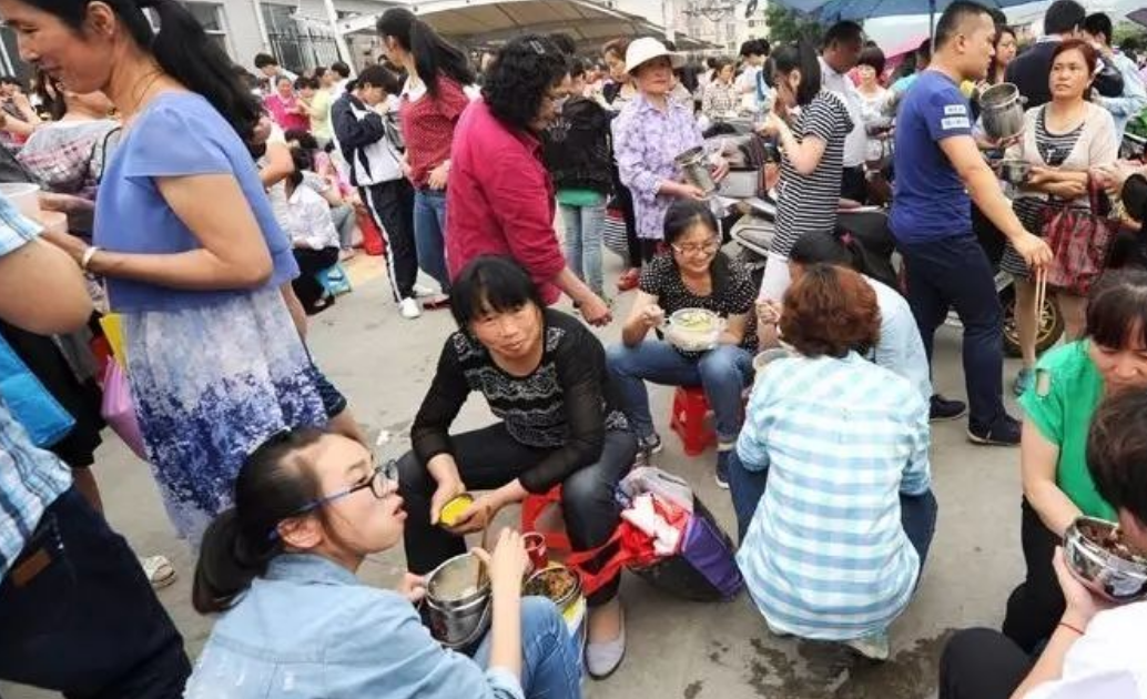 高中校门口成“野餐基地”，家长送饭被质疑，这是在养“巨婴”？