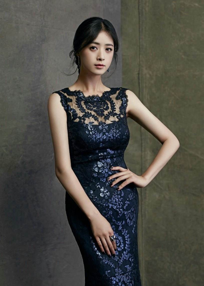 不得不服 蒋欣!丰满身材也能穿出 知性不俗气,令人眼前一亮