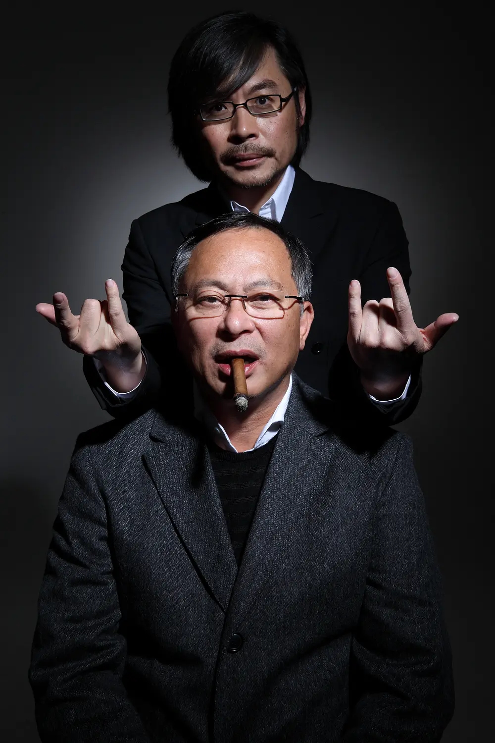 警员高志伟(林家栋饰)和一名同事蹲守一位井盖窃贼,窃贼发现后逃匿到