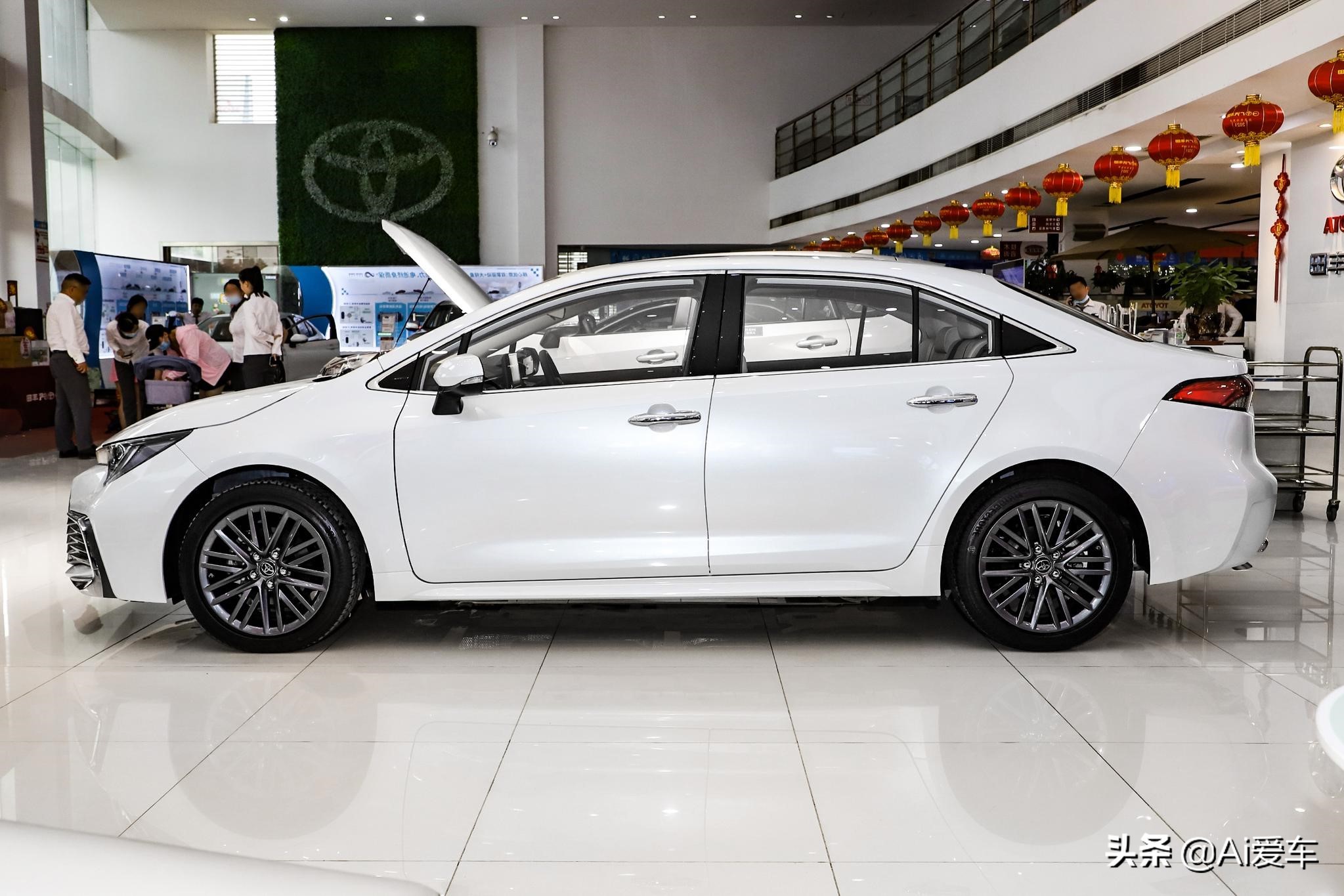 2米75的丰田三厢新家轿，凯美瑞同款2.0L动力油耗5.9L，实拍凌尚