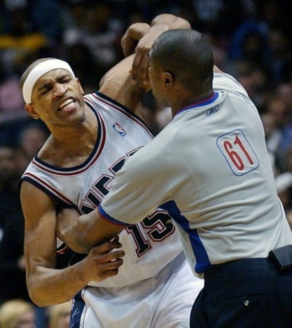 为什么nba送鞋子不送垫(鲍文当年垫脚技术那么高超，科比为何能毫发无损？欧文应该学着点)