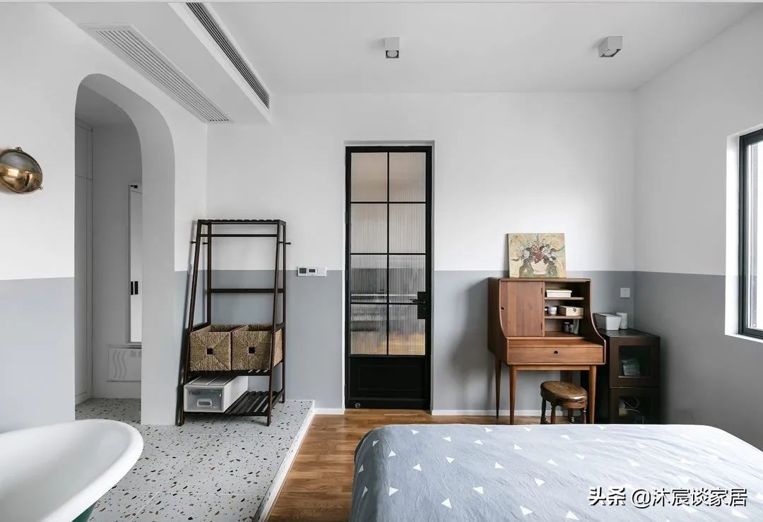 她重新装修房子，餐厨一体化后全屋开阔敞亮，室内复古浪漫很大方