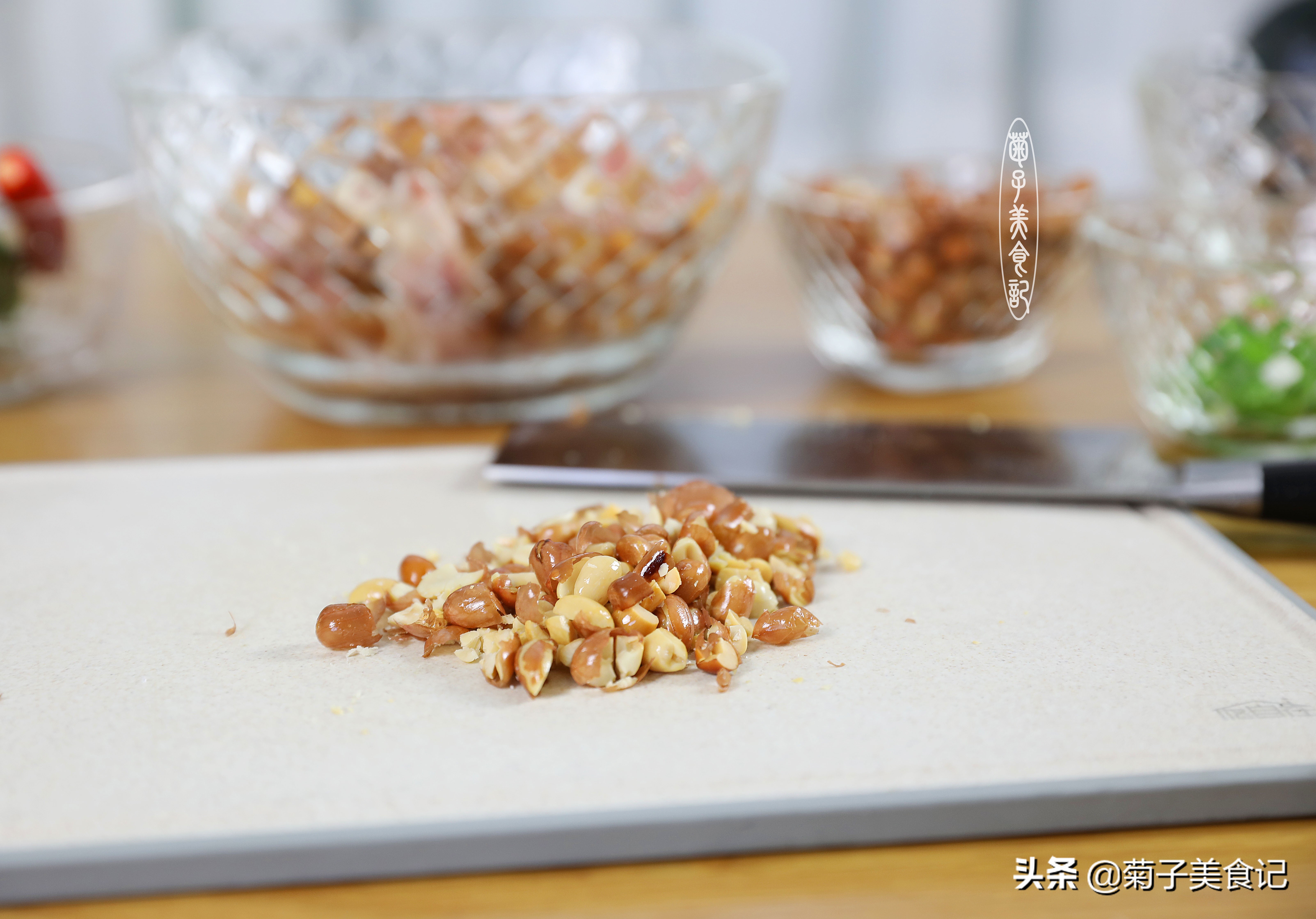 香味扑鼻的凉拌猪耳朵，做法非常简单，边拌边吃停不下来