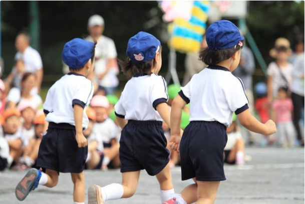 宝宝不上幼儿园行不行？“鲶鱼效应”很关键，家长该放手就别拖