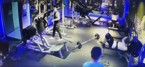 女子在健身房遭男子「誤砸」，瞬間倒地不起，網友：健身先健腦！​