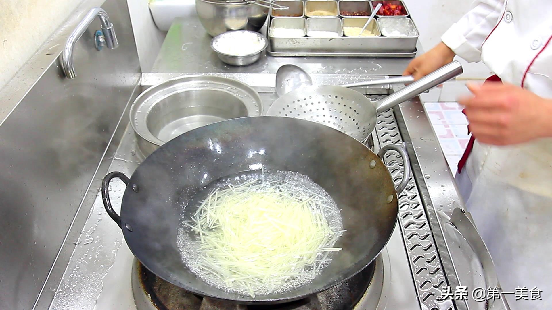 酸辣土豆絲的做法,酸辣土豆絲的做法 最正宗的做法視頻