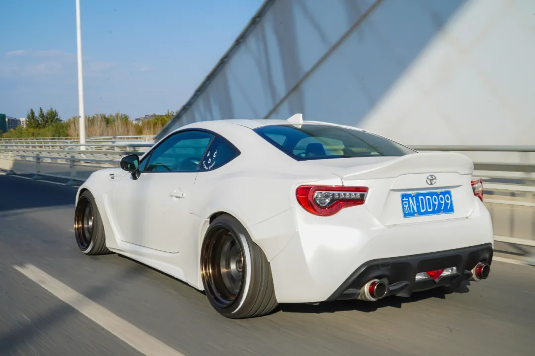 女：什么破车？男：丰田86 yyds！体验它为什么是男生的快乐源泉？