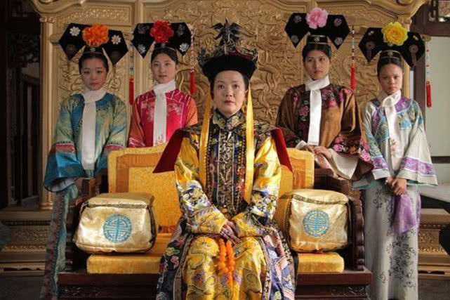 慈禧出逃时，清末女首富周莹资助了她，最终获得怎样的回报