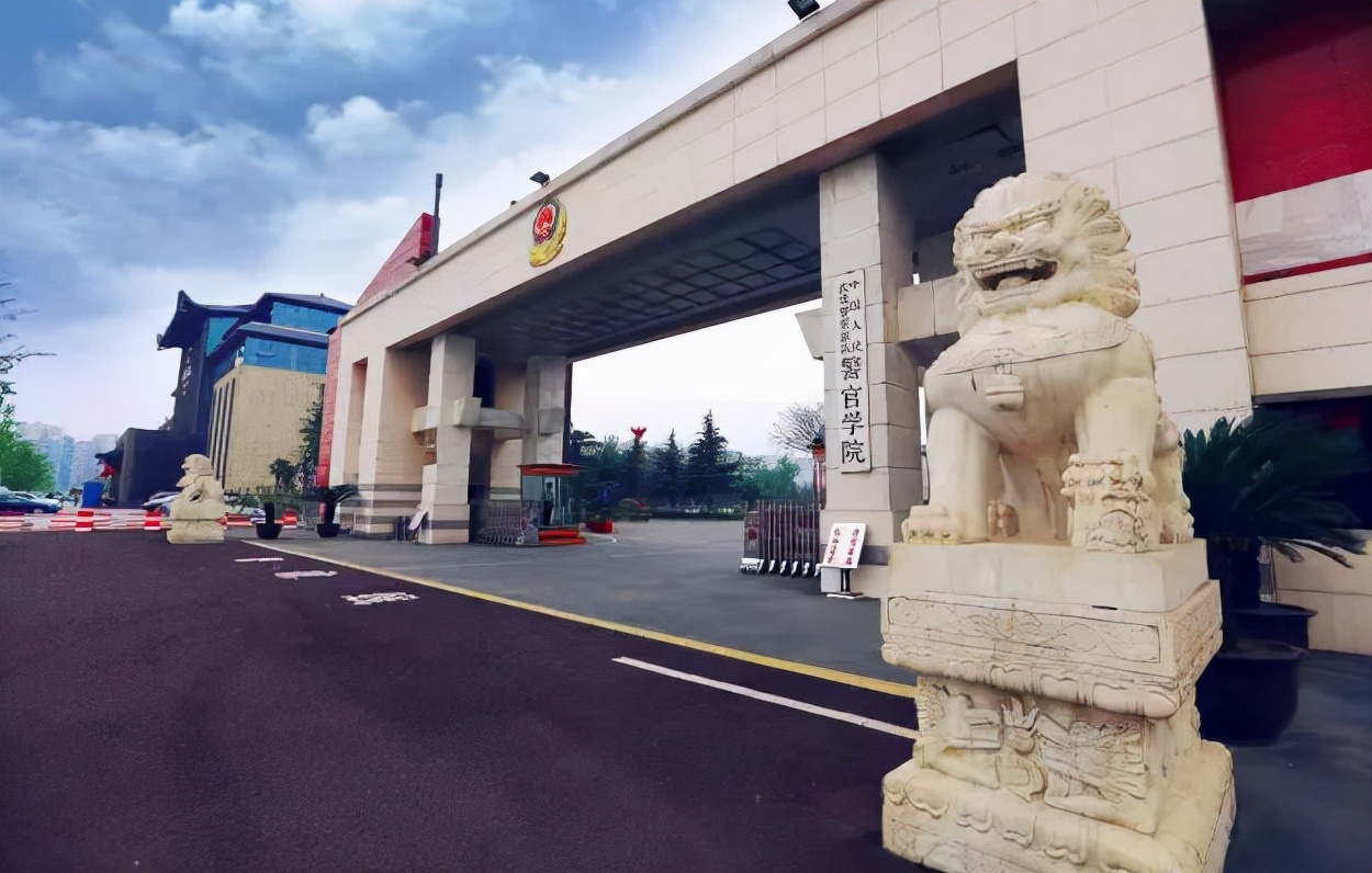 录取分数在550分左右的军校，毕业能拿到铁饭碗，适合中等生报考