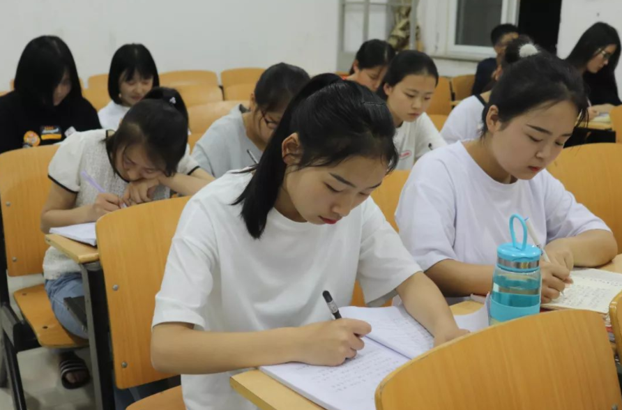 大一新生已经开学，而四川多所学校还在招生，超过130分就能报