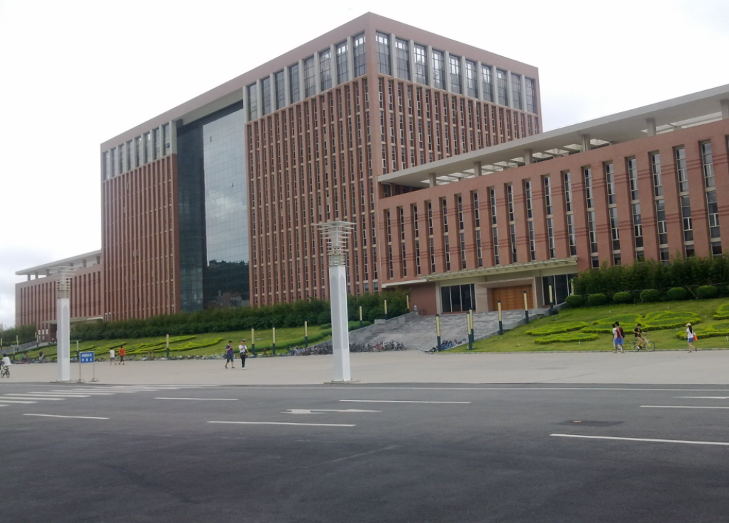 河南大学蝉联榜首，郑州大学紧随其后。（来源：《校友会2024中国大学排名》）