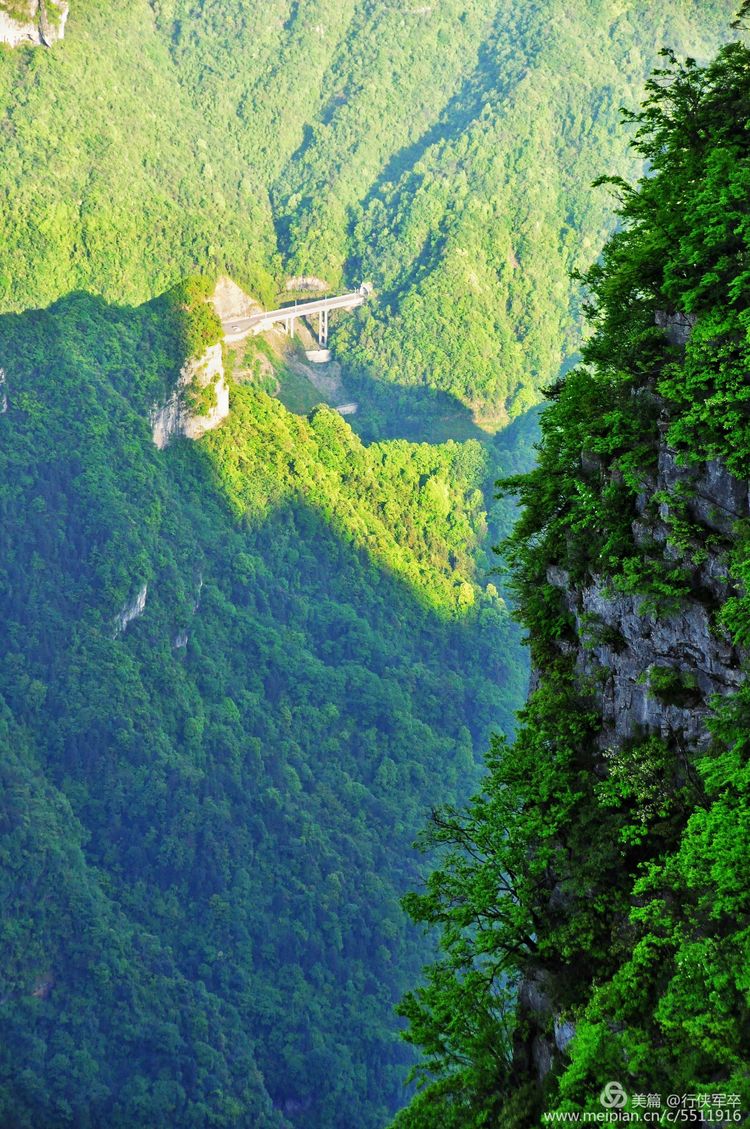 玉壶峰下松涛起，天界佛国掸尘埃！走遍千山万岭，唯天门山独有