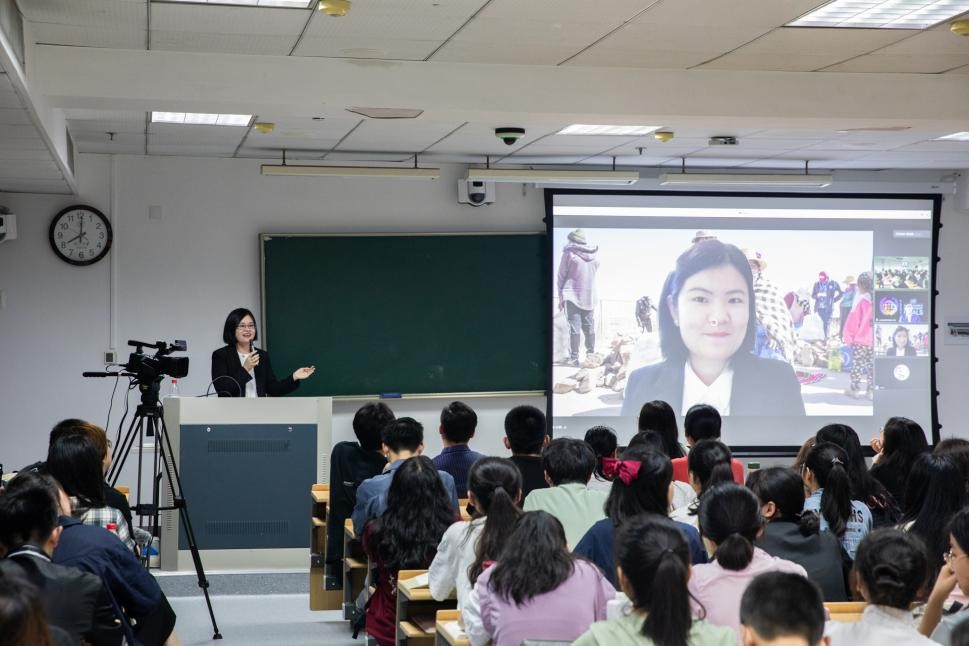 联合国神秘嘉宾现身？浙大这堂形策课国际范儿十足！