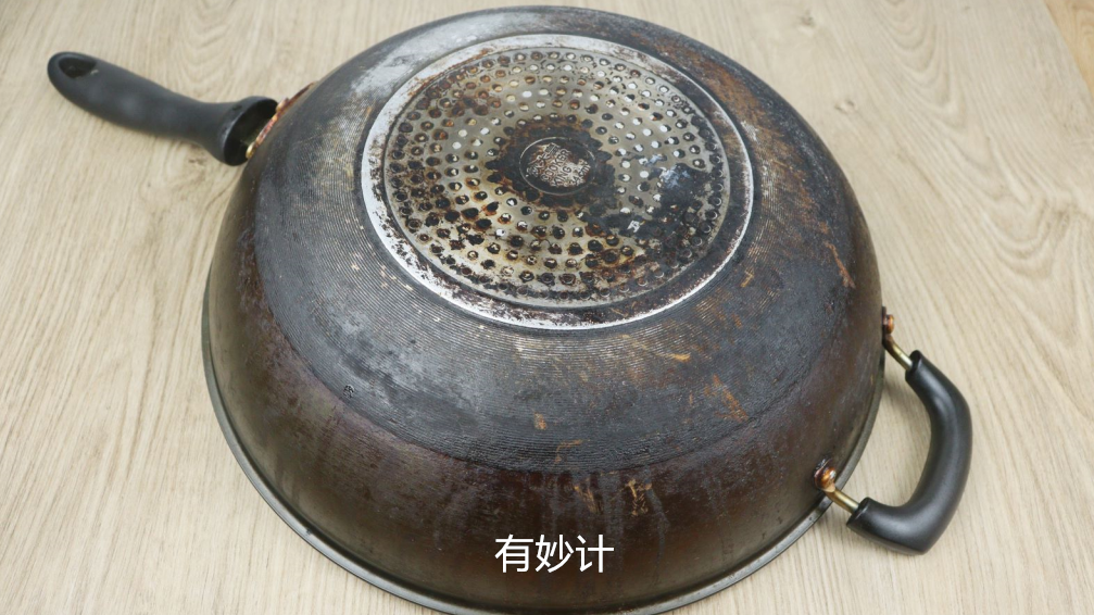 锅底油污又厚又脏怎么办？用上1个口罩来帮忙，旧锅马上焕然一新