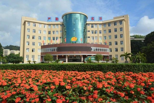 广东茂名闻名遐迩最牛好高中，茂名一中出类拔萃，包揽市文理状元