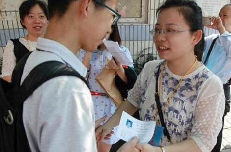 “高考陪考”引众人热议，众多家长左右为难，聪明的家长这样做