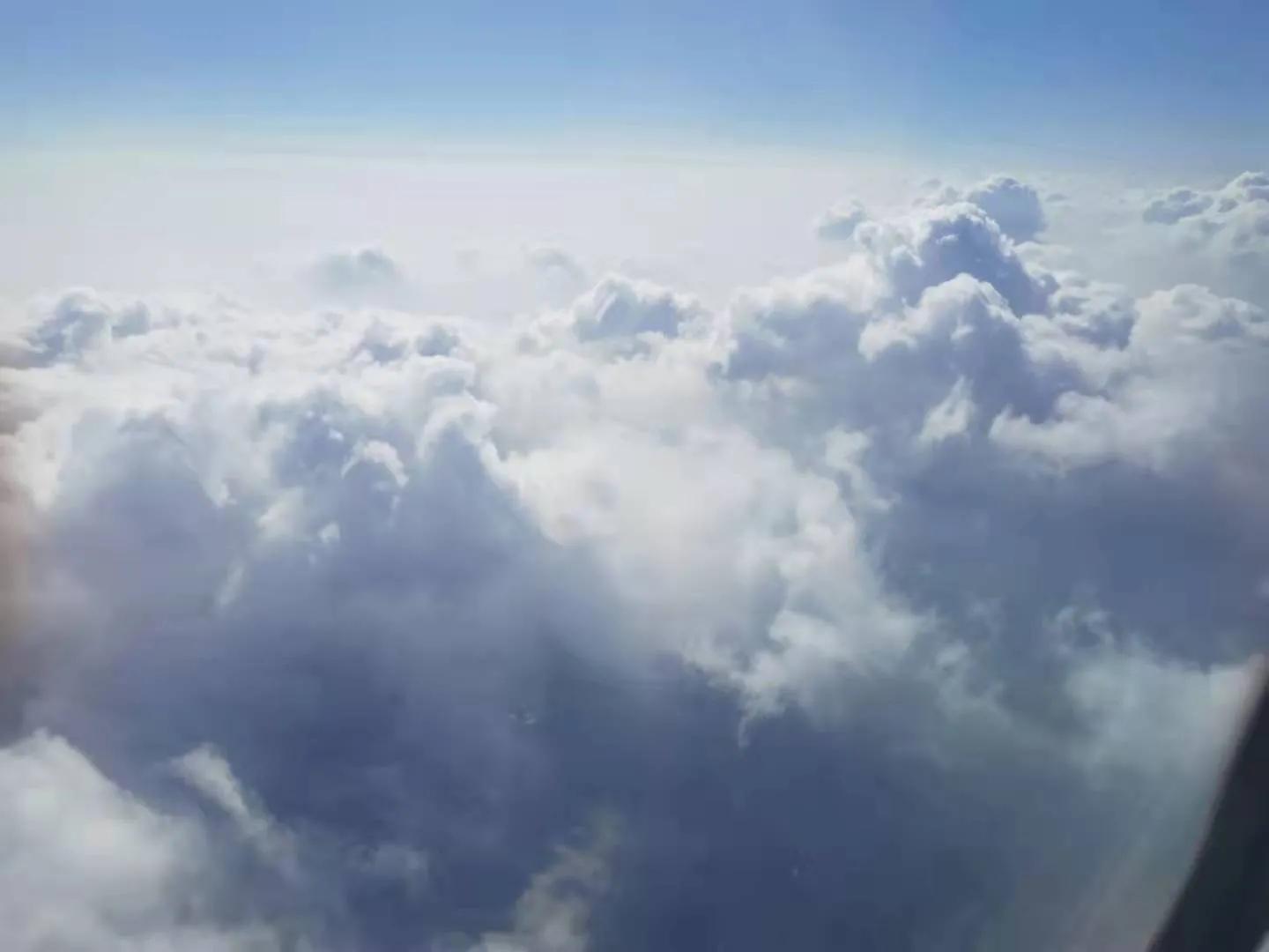 描写飞机下白云的优美句子