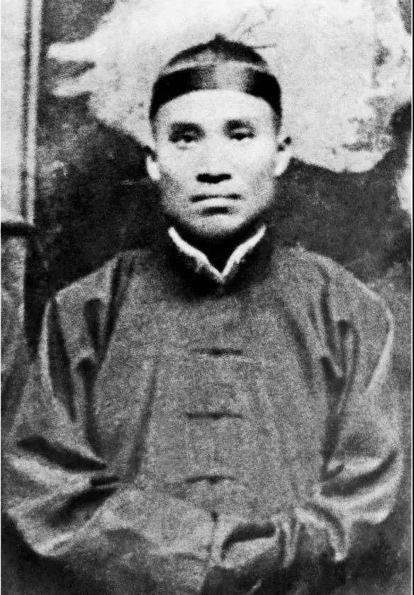 十大元帅32岁在干什么：林彪在苏联度假泡温泉，朱德在四川缴费