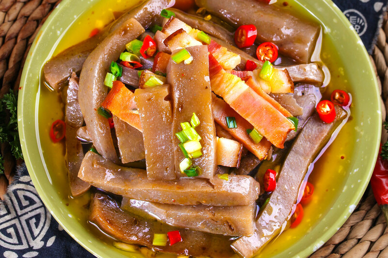 1,魔芋豆腐冷水冲洗干净,切成厚度不超过半厘米的条状,腊肉切长条