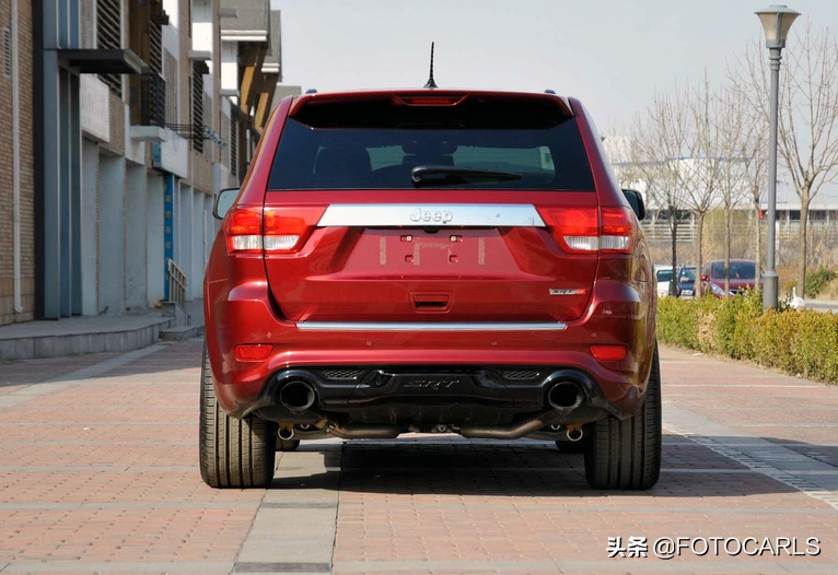 Jeep大切诺基6.4L SRT8实拍，百公里不到5秒，售价近120万的灭霸